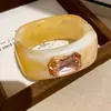 Pulsera Cuadrada de Cristal Acrílico Dorado Cálido Fluido Incrustada con Pedrería Pulsera de Lujo Ligero de Nicho con Tacto de Alta Gama Joyería de Mano Transfronteriza Europea y Americana para Mujeres
