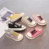 Tênis de lona infantil em cores doces, sapatilhas slip-on para meninas, novos tênis de verão 2026 para meninos, sapatos casuais infantis de sola macia