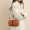 Nueva bolsa de cámara de nicho transfronteriza con un toque de alta gama, bolsa cuadrada pequeña simple, cuero genuino, bolso de hombro y cruzado casual versátil para mujer