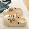 2026 Novos Sapatos de Furos em EVA Femininos Verão Uso ao Ar Livre Sola Grossa Antiderrapante Bico Fechado Super Fofos Estilo Menina Macia Sandálias