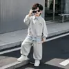 Traje Bordado de Perro Salchicha para Niños Primavera y Otoño 2026 Nuevo Estilo de Otoño Conjunto de Dos Piezas de Manga Larga con Cuello de Camisa para Niños Pequeños y Medianos Moderno