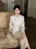 Nuevo Top Versátil Blanco Suave con Patrón Jacquard Estilo Chino, Bordado con Cuentas y Cuello Diagonal, Camisa con Retazos de Piel de Visón para Mujer Ny070