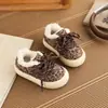 Zapatos de Algodón con Forro de Felpa Estampado de Leopardo Retro para Niños y Niñas en Otoño e Invierno Zapatos Casuales Cálidos de Suela Gruesa Zapatillas de Algodón Peludas Versátiles de Caña Baja