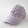 Boné de Baseball Macio com Letra Bordada de Cor Sólida, Simples e Estiloso, Proteção Solar ao Ar Livre, Versátil para Passeios, Estilo Casal Boné Aba Reta