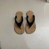 Primeiro Encontro com a Versão Coreana das Sandálias de Dedo Versáteis para Mulheres, Adequadas para Uso Externo no Verão, Sandálias de Dedo Planas Antiderrapantes para a Praia