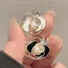 Broche de Perla de Camelia para Mujer, Broche de Nicho de Alta Gama, Ropa de Traje, Accesorios Anti-Exposición, Broche Versátil