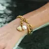 Pulseira de Pérolas de Água Doce com Concha Europeia e Americana de Alto Padrão Pulseira de Corrente Cubana de Aço Inoxidável Dourado 18K Joia de Mão Feminina Que Não Desbota