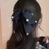 Horquilla con forma de nube de burbujas y lazo negro con plumas para mujer, con clip grande de tiburón en la parte posterior