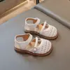 Sandalias para Niñas Verano Uso Exterior 2026 Estilo Coreano Niñas Tejido Hueco Zapatos de Princesa Suela Suave Niños Medianos y Grandes Zapatos de Playa