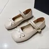 Zapatos Mary Jane de perlas con velcro para mujer, otoño 2026, zapatos de un solo color con lazo delicado, zapatos de cuero de corte bajo versátiles para el trabajo