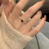Anillo Retorcido de Amor con Circonita Negra para Mujer 2023 Nuevo de Moda Nicho Diseño Lujo Ligero Moda Estilo Frío