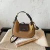 Bolso de mano de terciopelo transfronterizo, minimalista y moderno, una lujosa nueva colección de otoño 2026 para mujer, con un colgante en forma de corazón, diseñado para llevar al hombro, en la mano, cruzado o debajo del brazo.