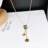 Collar de acero de titanio y oro rosa de doble cara con trébol de cuatro hojas para estudiantes femeninas, estilo coreano con borlas sencillas de red roja.
