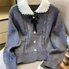 Suéter de punto estilo francés para reducir la edad, Otoño/Invierno 2026, con cuello de muñeca, patchwork de encaje, mangas largas y detalle de lazo, perfecto como una capa interior suave para un efecto adelgazante