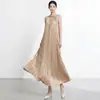 Verano 26 Nuevo Vestido Francés sin Mangas de Cuello Halter de Gama Alta Holgado con Caída Estilo Resort Miyake Adelgazante Largo