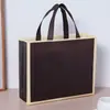 Bolsa de compras tote impermeable de tela no tejida en color café para tiendas de ropa, personalizada para empaquetar ropa de mujer como regalos