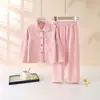 Conjunto de pijama a cuadros de grado A para niños, cárdigan de manga larga para primavera/otoño con cuello vuelto, pijamas suaves y cómodos para niños y niñas, se vende en juegos de dos