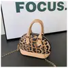 Bolsa de Ombro Leopardo Moderna e na Moda para Meninos e Meninas, Mini Bolsa Compacta com Corrente para Bebê, Nova Bolsa Infantil Formato Concha 2025