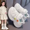Tenis de malla para niños, nueva colección primavera/otoño 2026, diseño de lazo para niñas, suela transpirable, zapatos de princesa con adornos de perlas, planos versátiles