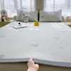 Juego de Tres Piezas de Alfombrilla Refrigerante de Seda de Hielo Clase A, Colchón de Alfombrilla de Seda de Hielo de Verano, Lavable a Máquina, Adecuado para Bebés y Niños Pequeños, Alfombrilla Suave con Aire Acondicionado