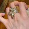 Anel vintage de flor de íris iridescente dourado e prateado, exalando elegância e sofisticação, design de anel aberto, estilo medieval, adequado para o dedo indicador