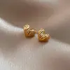 Brincos Pequenos Exquisitos de Coração Dourado para Mulheres Verão Design de Nicho Brincos de Orelha de Alta Qualidade Joia de Orelha 2026 Novo Estilo Tendência