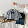 Conjunto de Dos Piezas Dianxi para Bebés y Niños Pequeños: Chaqueta Gruesa Estilo Coreano a Cuadros Forrada de Forro Polar para Bebés Niñas, Pantalones de Mezclilla Acampanados con Lazo para Invierno