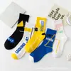 Meias masculinas de cano médio, meias esportivas da moda com estampa de letras, 100% algodão, resistentes a odores, meias longas para primavera e outono, meias de algodão puro da moda para estudantes atacado