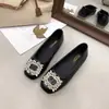 Nova coleção de primavera e verão de sapatos femininos de salto único: mocassins vermelhos com salto quadrado, bico quadrado, adornados com strass e fivela quadrada, estilo coreano, material de tecido, edição 2026