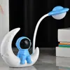 Nueva Lámpara de Mesa Pequeña de Astronauta Luz de Noche LED para Mesita de Noche de Dormitorio de Estudiante Lámpara de Mesa Pequeña de Escritorio Creativa de Astronauta