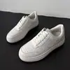 Nuevas Zapatillas Blancas de Piel de Vaca Otoño/Invierno 2026 con Cordones Casuales Suela Gruesa Modernas Versátiles Zapatos para Mujer Venta al por Mayor para Exportación