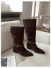 Botas Longas de Couro Camurça Afuniladas para Montaria, Estilo Novo Outono/Inverno 2025, Bico Fino, Fivela com Trama no Cinto, Salto Grosso, Cano Ajustado