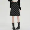 Foto real de falda midi de cuadros cepillados vintage casual línea A para mujer, nuevo otoño 2026 cintura alta adelgazante con encaje