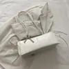 Este año, el estilo dulce y femenino está de moda, con bolsos pequeños cuadrados y bandoleras siendo populares.. Aquí hay algunos diseños nuevos de primavera 2026: bolsos de hombro ligeros y minimalistas y bolsos de axila de moda