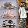 Tênis infantil de cano baixo 2026 novos modelos primavera e outono sapatos de menino sapatos esportivos de menina tênis casuais de sola macia calçados únicos