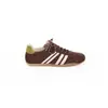 La nueva colección de otoño de Lan Gui presenta zapatillas deportivas casual de ante con cordones, puntera redonda, bloques de color retro de nicho y suela blanda.