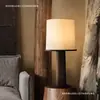 2026 Nova Luminária de Mesa Estilo Vintage Personalizada para Sala de Estar e Estudo, Luminária Atmosférica para Quarto e Cabeceira, Madeira Maciça e Tecido de Alta Qualidade, Design Simples
