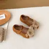 Sapatos de Princesa para Meninas Sola Macia 2026 Outono Novo Estilo Sapatos Individuais de Flor para Bebê Estilo Sapatos de Vovó Sapatos Pequenos de Couro Celebridade da Internet Infantil