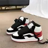Novos Tênis Esportivos de Cano Alto com Solado Grosso, Versáteis, com Cadarço, Color Block Preto e Vermelho, Estilo Retrô Americano para Mulheres - Coleção Primavera/Verão 2026