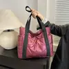 Bolsa Tote Portátil de Grande Capacidade Feminina 2024 Inverno Nova Casual para o Dia a Dia Bolsa de Mão Moda Acolchoada de Algodão Bolsa de Ombro