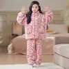 Pijama de inverno para meninas do ensino fundamental, estilo novo, fleece de coral, design de desenho animado, com zíper, gola alta, conjunto quente, flanela