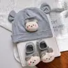 Gorro de bebé primavera y otoño calcetines conjunto 3-14 meses bebé bebé estilo occidental muñeco de dibujos animados gorro con orejas