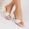 Novos Saltos Agulha de Verão 2025 com Fivela de Metal Plissada, Bico Fino, Sandálias de Bico Aberto, Sapatos Femininos Sexy de Salto Agulha