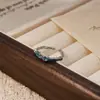 Anillo minimalista, de lujo discreto, de nicho, modelo nuevo 2026 abierto, anillo lindo y sofisticado para el dedo índice hueco