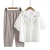 Roupa de mãe de meia-idade verão algodão e linho bordada conjunto de duas peças camiseta de manga curta gola V top estiloso estilo ocidental roupa para mulheres de meia-idade e idosas