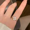 Anillo de Trébol de Cuatro Hojas Rosa Flor de Cerezo para Mujer Diseño de Nicho Ins Zirconia Epoxi Anillo Elegante Lujo Accesible Joyería de Mano de Gama Alta