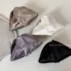 Pinza para el Cabello de Tela Triangular con Estampado en Relieve de Rosa y Lazo, Pinza de Tiburón Texturizada Semi-Atada para Recogido, Accesorio para el Cabello Estilo Nuevo