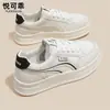 Zapatillas blancas transpirables populares de piel auténtica para mujer, nuevo modelo de otoño 2026, zapatos deportivos casuales ligeros de suela gruesa para estudiantes