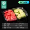 Caja rectangular de plástico transparente con tapa, compartimentada y sellada, para empaquetar ensalada de frutas.