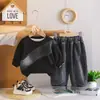 Conjunto estiloso de jeans patchwork para meninos com bolsos diagonais, gola redonda estilo coreano, conjunto de duas peças de manga longa para primavera e outono